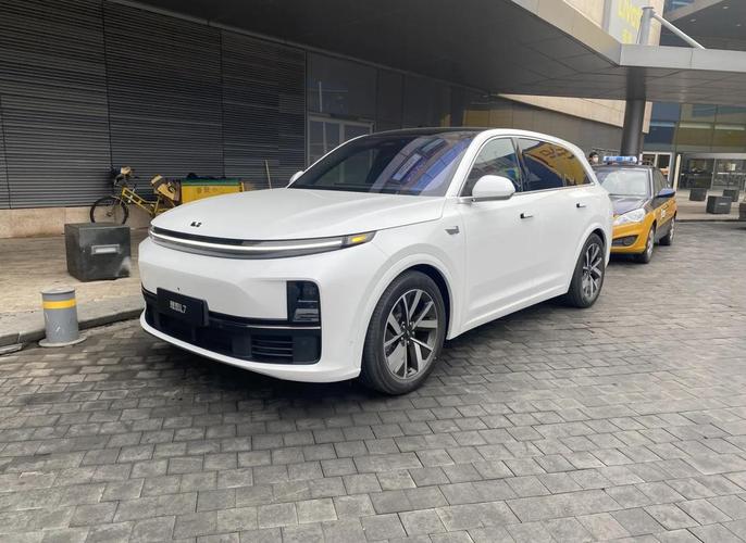 【理想l7油电混动四驱,理想混动七座】