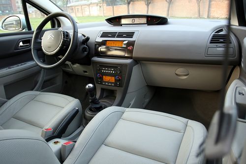 【雪铁龙世嘉内饰,雪铁龙世嘉内饰颜色】